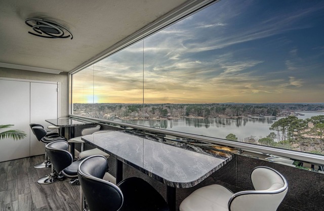 2BR Luxe / 2BA, Gated lac Condo, parc couverte, Piscine, Wifi, Slip Bateau, vue sur le lac