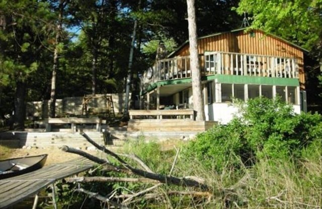 Nest Location de chalet de la carte sur le lac dans une région boisée
