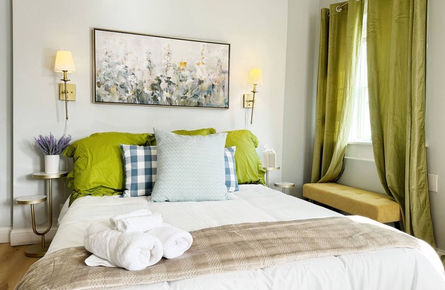 The Cardinal D / QUEEN 1BD/1BA Studio