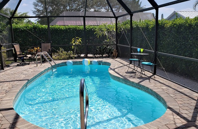 The Carefree Flamingo: 2 bedrooms w/ private pool 1.3 miles from Barefoot Beach