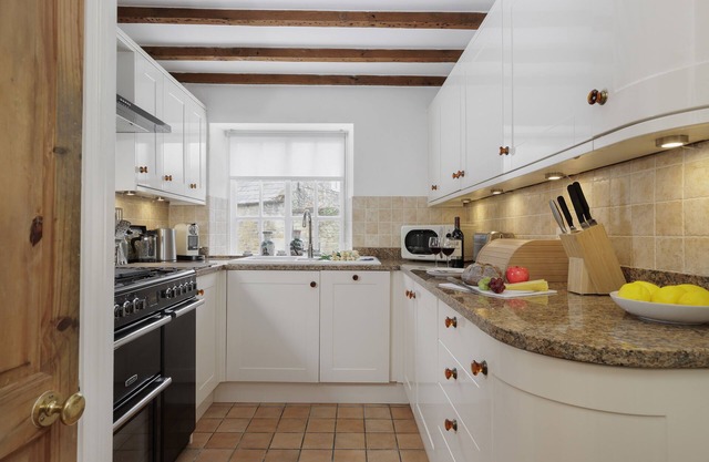 The Carriage House sleeps 2 guests in 1 bedroom