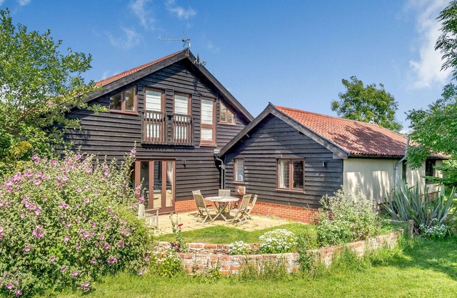 THE CART LODGE, pet friendly, with a garden in Halesworth