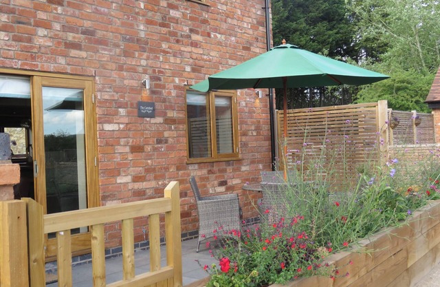 THE CARTSHED, pet friendly, with a garden in Defford