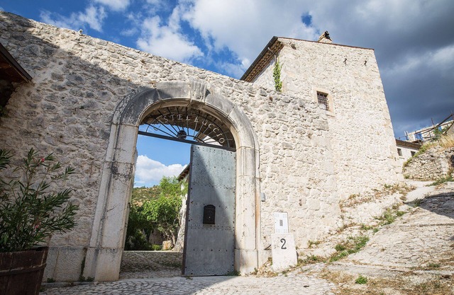 LE CASTELLUCCIO Le petit château ancien du Parc National des Abruzzes