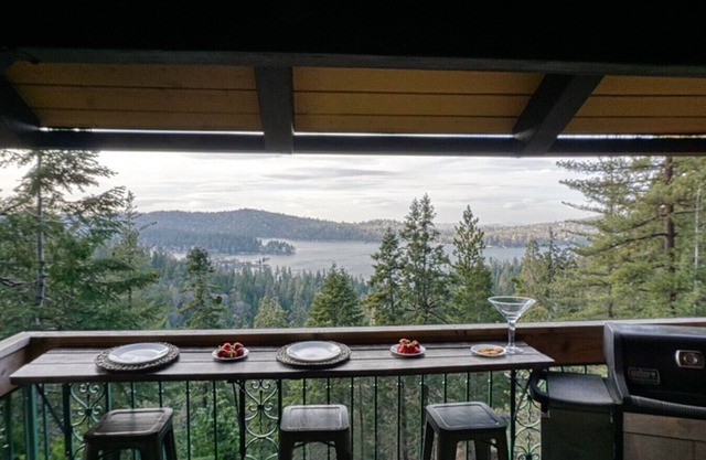 Le château II avec vue sur le lac Majestic et 2 suites Master-Regardez la vidéo!