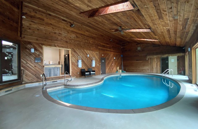 The Castle on Lake Montanis - Indoor Pool & Arcade House