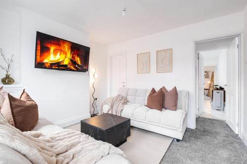 The Cedar - Free Parking, Netflix, Near M1, M69