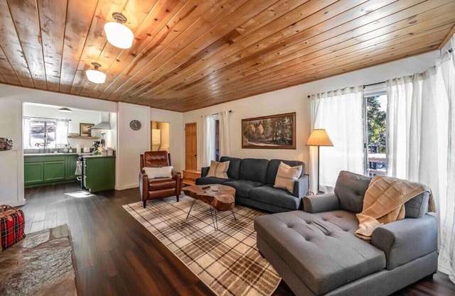 The Cedar House ~ Walk to Town ~ Fireplace and AC!”