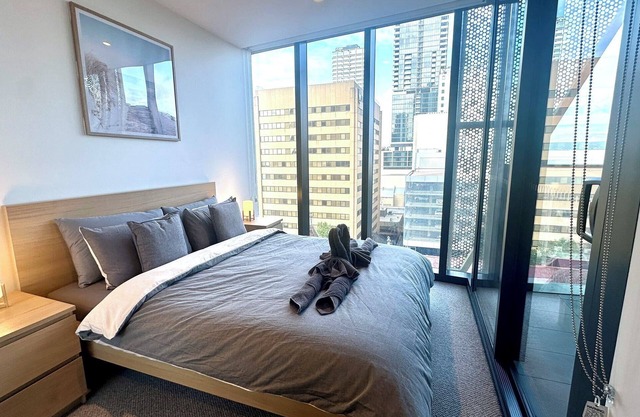 "The Cedar" in the heart of CBD/Realm 1 BR Apt/Wi-Fi/Gym