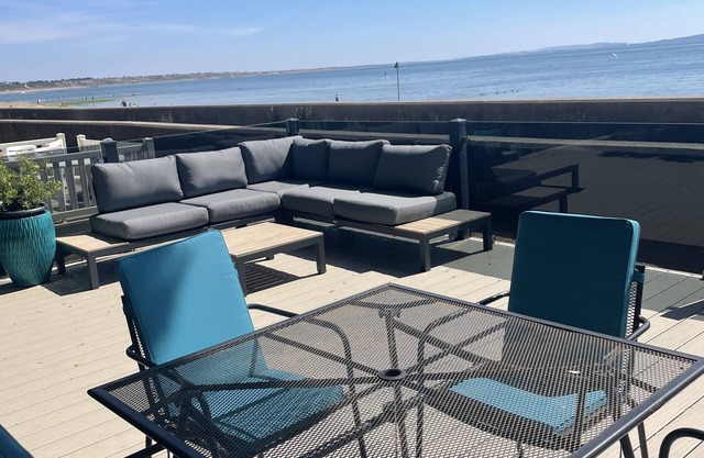 «Le chalet au bord de la mer, sous l'arbre»