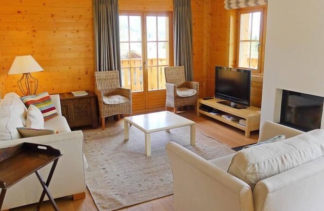 Le chalet se situe à Chesières à 1,5km du départ des télécabines de Roc d'Orsay qui relie le domaine