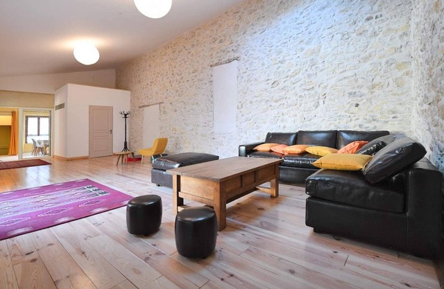 LE CHARME ET LE CONFORT D’UN BEL APPARTEMENT A LA CAMPAGNE
