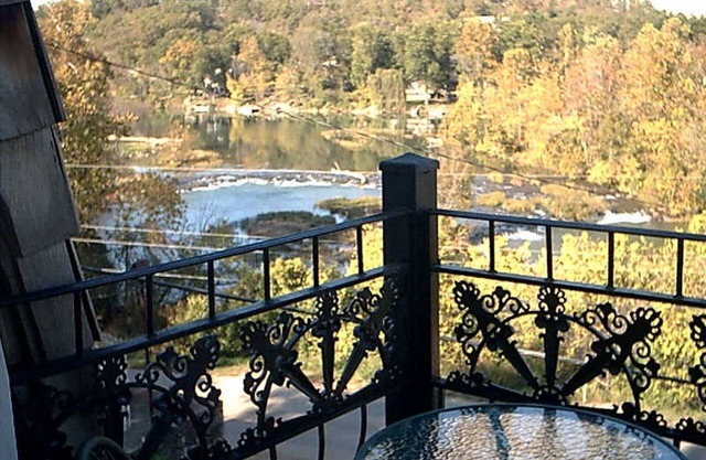 Le charmant château français surplombe les magnifiques chutes de la rivière Spring