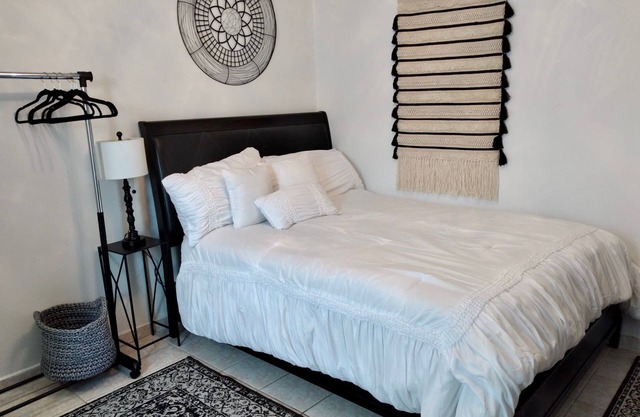 The Charming Unit (5 minutes from Airport)