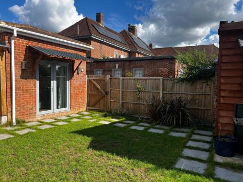 The Cherry Hill Studio - Kitchenette, bathroom, parking and lovely garden