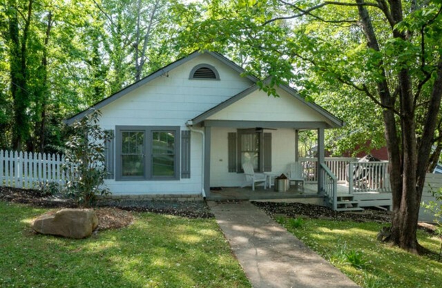 The Chestnut Cottage—5 minute walk to Dahlonega Square