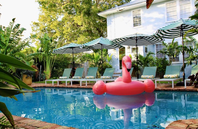 The Citrus Cottage, Sleeps 16! Heated Saltwater Pool, Fire Pit! Fabulous Decor!