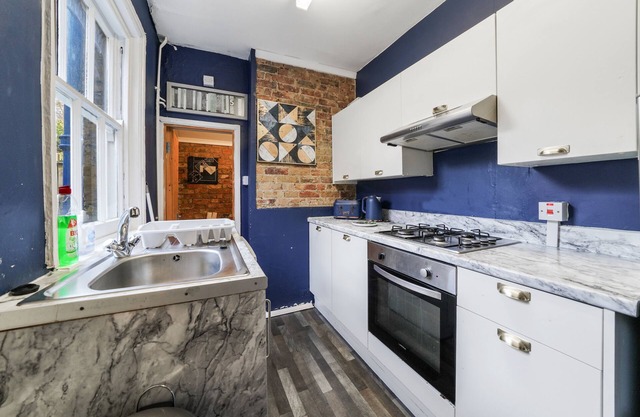 The City Centre Super Large Retreat with Parking & Hot Tub