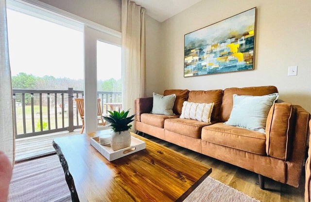 The Cleveland, 2BR Modern Condo by VelvetDitchVillas