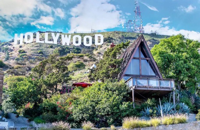 Rock n Roll History House justo debajo del signo HOLLYWOOD