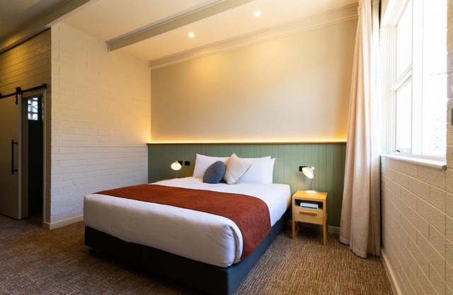 The Clovercrest Hotel Motel