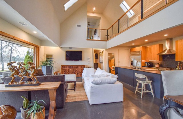 The Clubhouse - On Golf Course - Serene Retreat