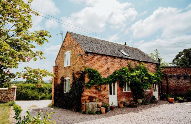 THE COACH HOUSE BARN, pet friendly, with a garden in Dorrington