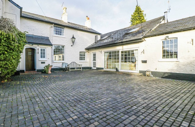 THE COACH HOUSE, family friendly, with a garden in Abergavenny