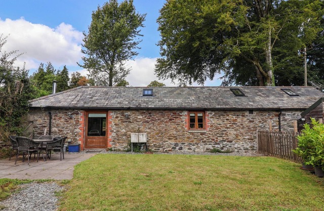 THE COACH HOUSE, pet friendly, character holiday cottage in Gulworthy