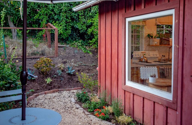 The Coastal Cottage Studio - Walk to the Beach, Harbor & Restaurants
