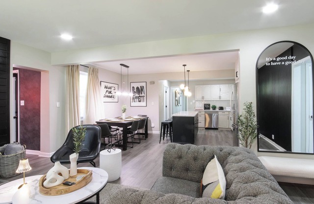 The Cola White House: Sleeps 16 + 4 BDRM w/ Smart TV's + Theater + 7 mins to DT