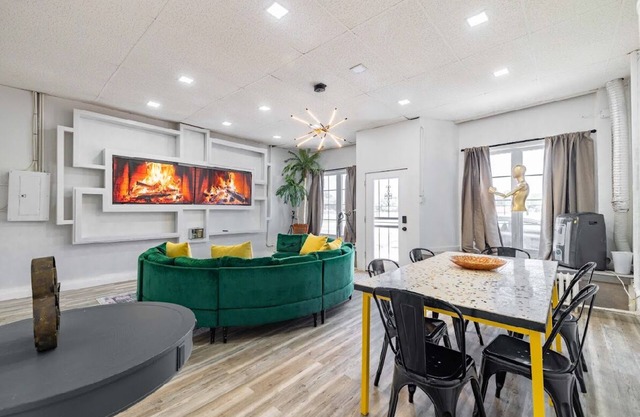 The Color Lounge! Spacious 4-bedroom house with WiFi and AC in terrific Detroit