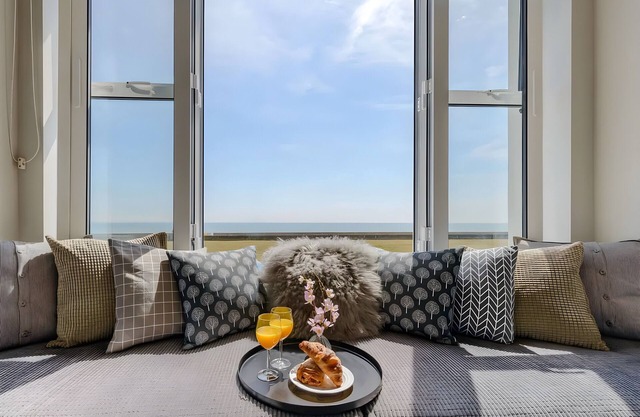 The Compact Coastal Crib - Direct Sea Views + Air con.