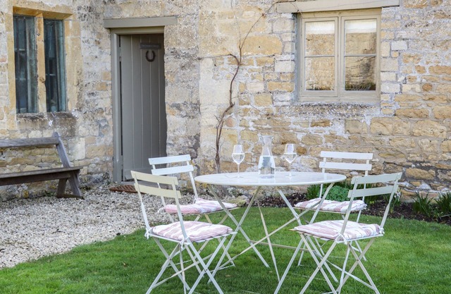 THE COMPTON COTTAGE, pet friendly, with a garden in Northleach