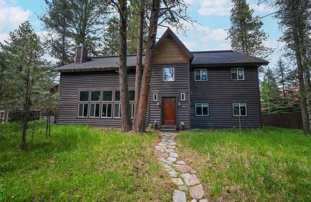 The Conifer Lodge - Rustic & Grand! SLEEPS 35, PET FRIENDLY, 4 DIFFERENT WINGS.