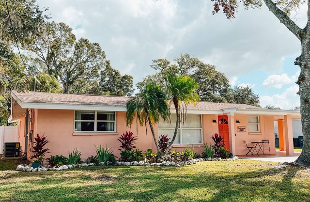 The Coral Cottage close to all that Sarasota has to offer