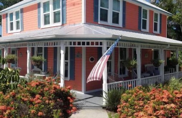 The Coral House private upst. apt 5 min to beach