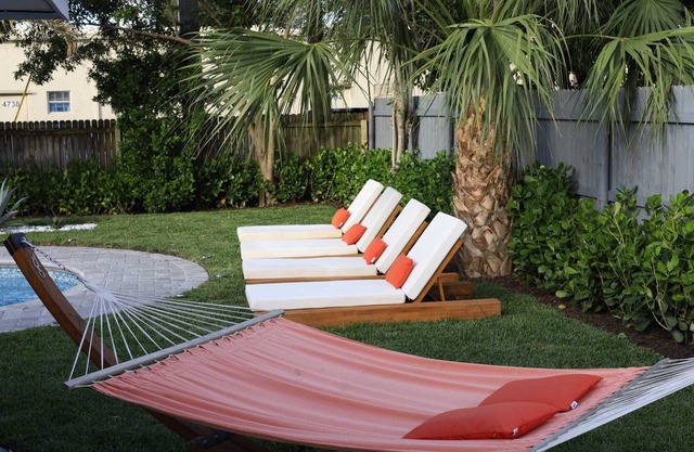 The Coral Villa - Heated Pool Spa and Lush Garden