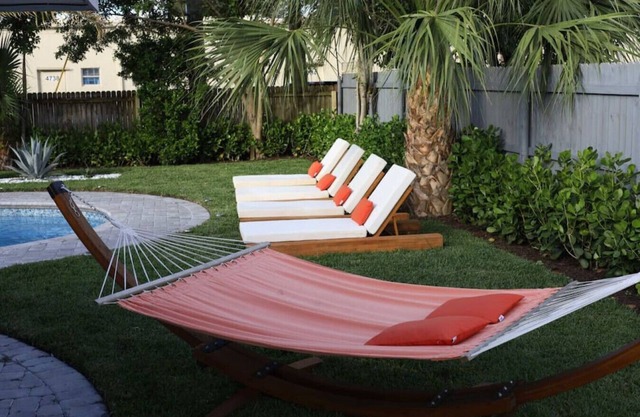 The Coral Villa - Heated Pool Spa and Lush Garden