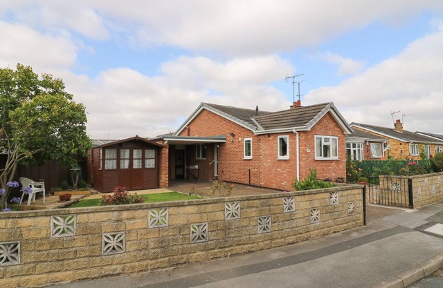 THE CORNER BUNGALOW, pet friendly, with a garden in Great Driffield