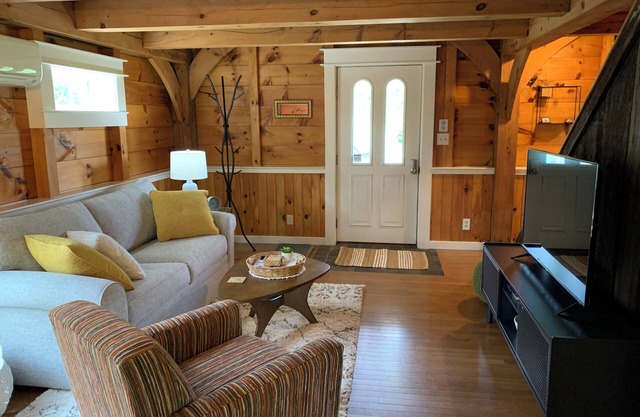 The Cortland Cottage-Cozy Post & Beam cottage w/hot tub in historic Walpole, NH