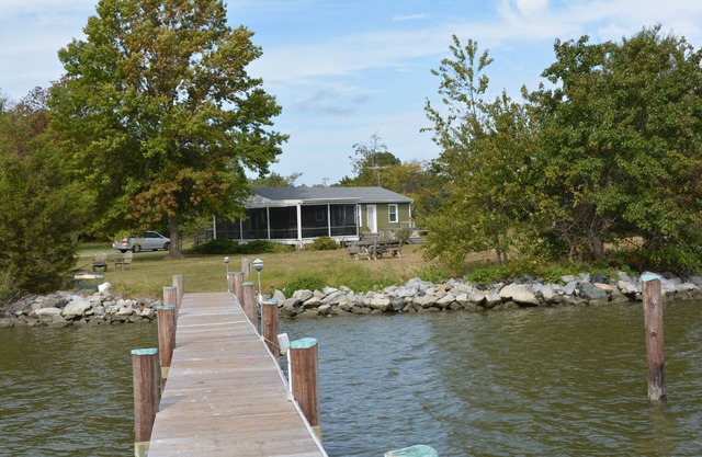 Le Cottage at Heron Cove est un chalet confortable au bord de l'eau sur une péninsule isolée