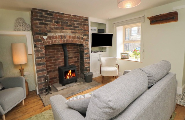 THE COTTAGE BRADWELL, pet friendly, with open fire in Bradwell