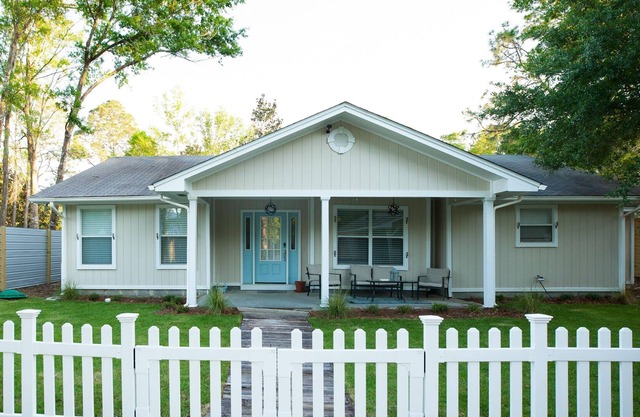 The Cottage By The Canal | Sunroom & Patio | 5 Minutes to Gulf & Restaurants