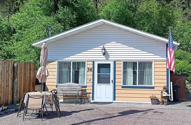 The Cottage ... Passerelle vers le parc Glacier, marcher jusqu'au lac Flathead