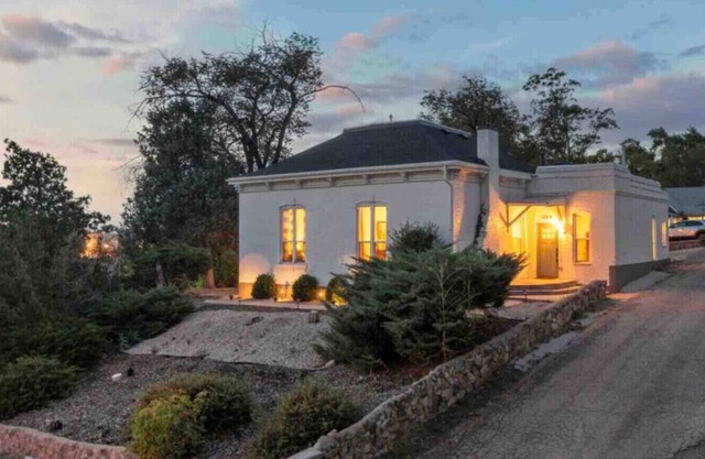 The Cottage-Historical Home with Valley Views! South Unit