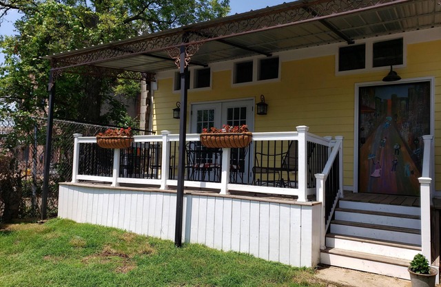 The Cottage of Historic South Main Arts District, Walk Everywhere Downtown