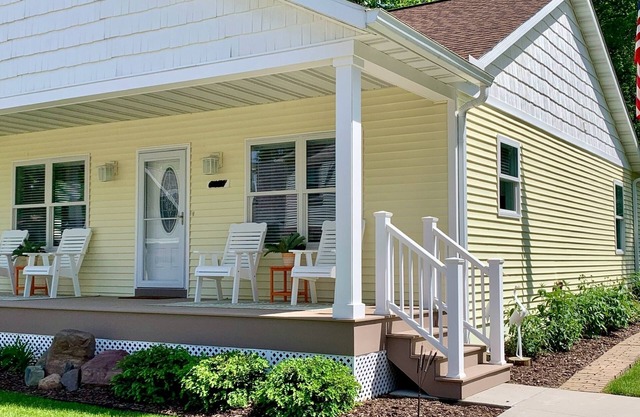 The Cottage on Lakeview…Lake Missaukee views…Steps from the beach!