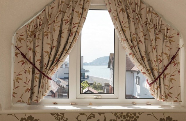 The Cottage on the Beach - Sleeps 7 - Large Garden