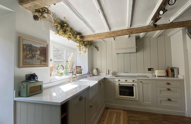 THE COTTAGE ON THE ISLAND, with open fire in Castleton, Peak District